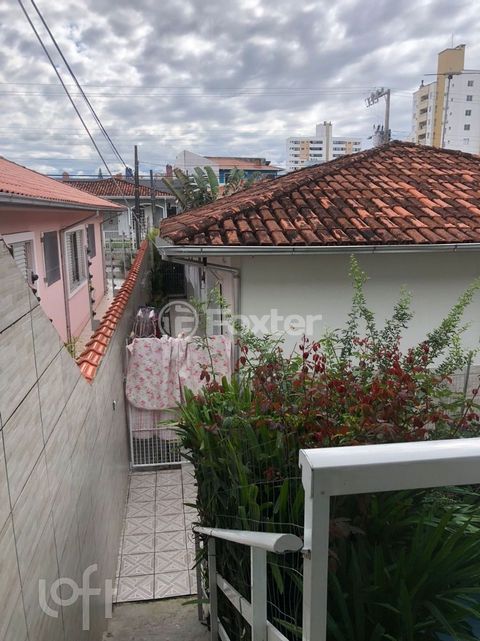 Image 11 - 880501