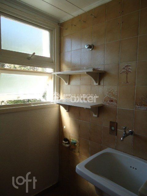 Image 7 - 880509