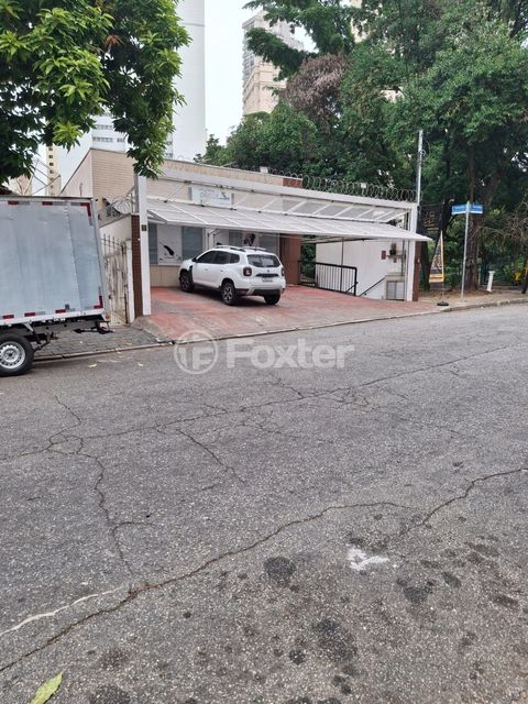 Image 9 - 880544