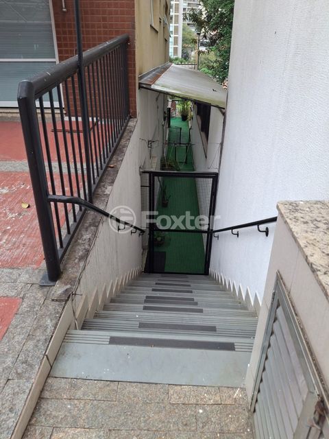 Image 8 - 880544