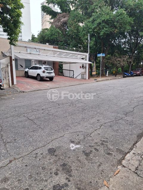 Image 5 - 880544