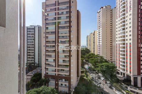 Image 8 - 880722
