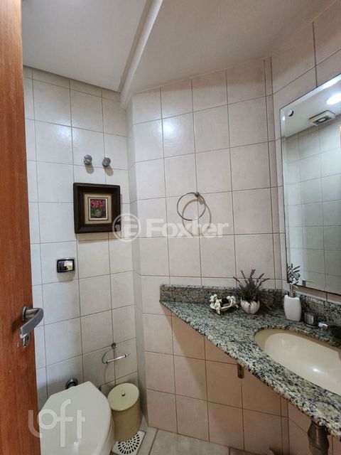 Image 8 - 880863