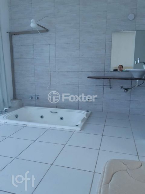 Image 8 - 880871