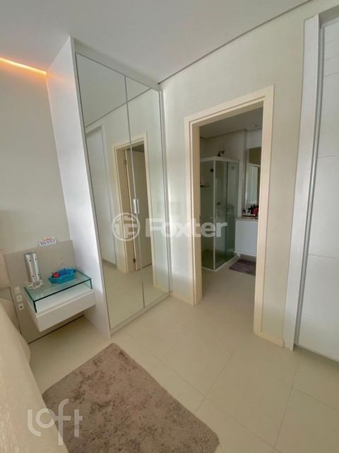 Image 6 - 880872
