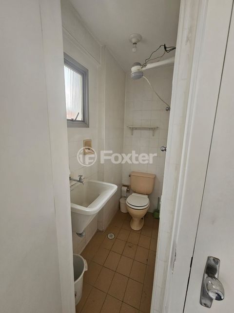 Image 8 - 880910