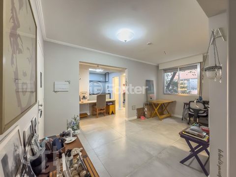 Image 4 - 881001