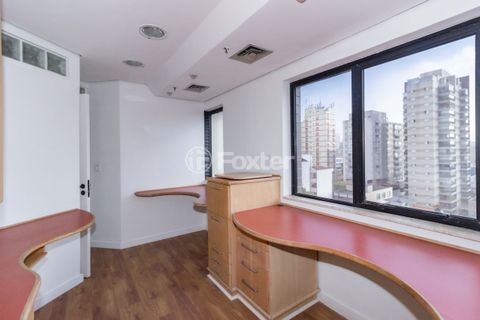 Image 10 - 881039