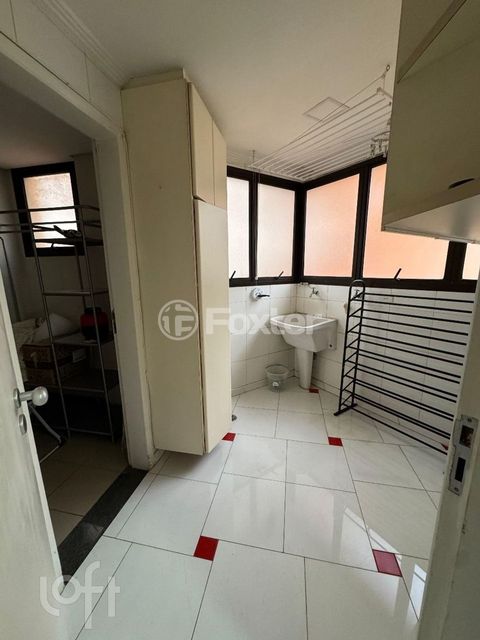 Image 7 - 881057