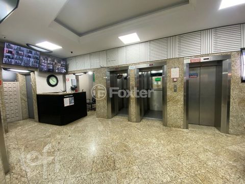 Image 6 - 881072