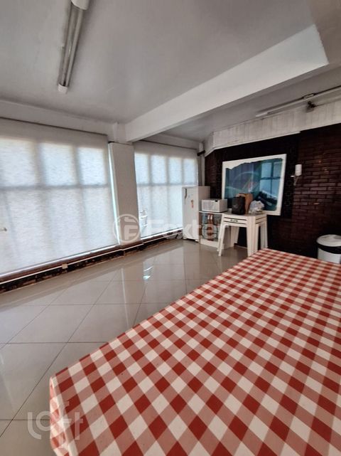 Image 11 - 881075