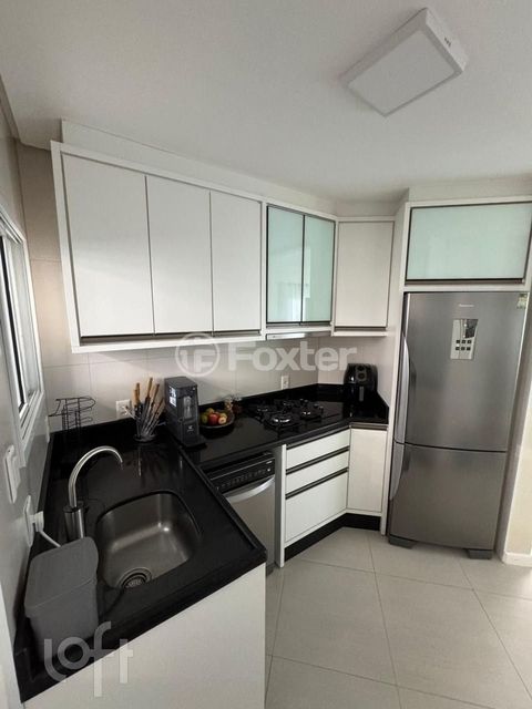 Image 9 - 881085