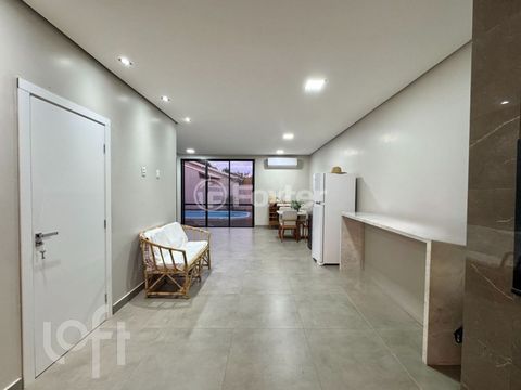 Image 6 - 881095