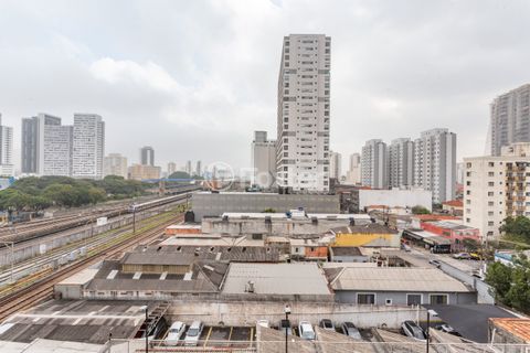 Image 6 - 881167