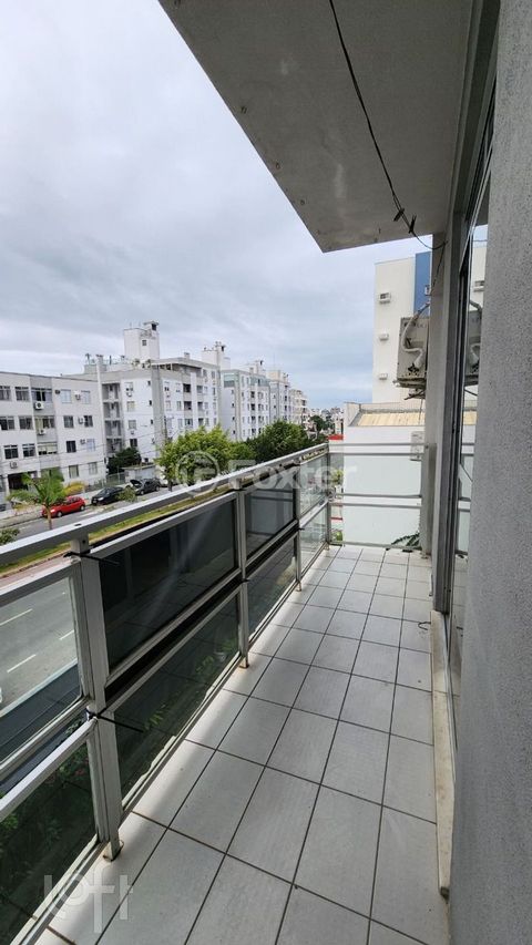 Image 7 - 881186