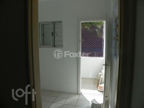 Image 9 - 881195