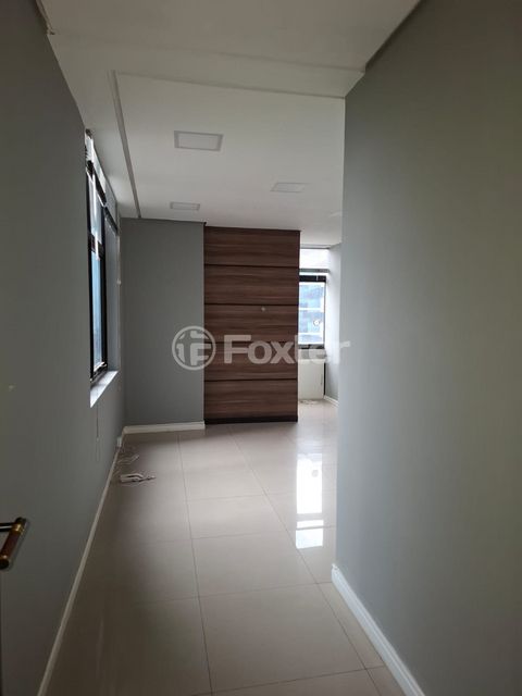 Image 4 - 881196