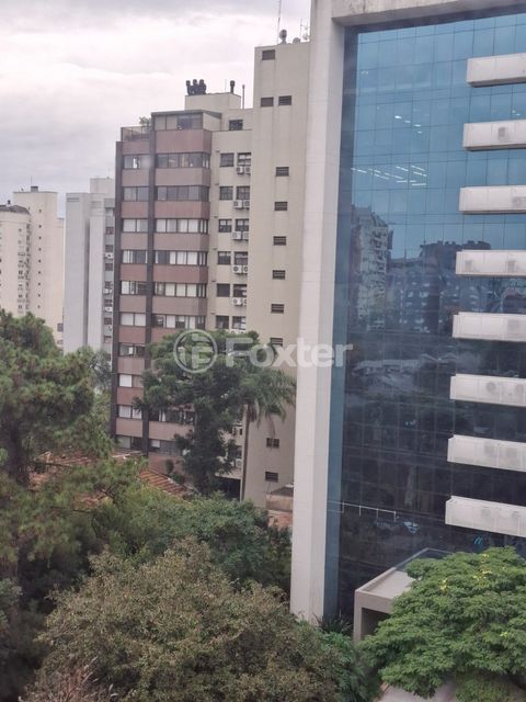 Image 10 - 881196
