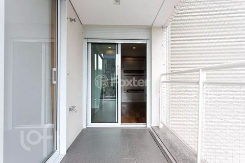 Image 10 - 881212