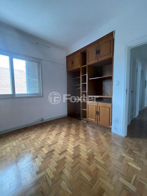 Image 8 - 881216