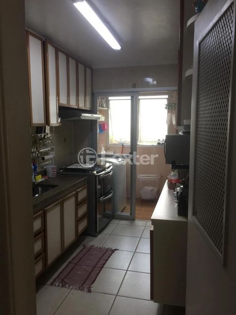 Image 10 - 881222