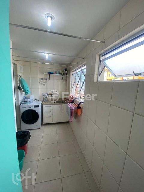 Image 7 - 881228