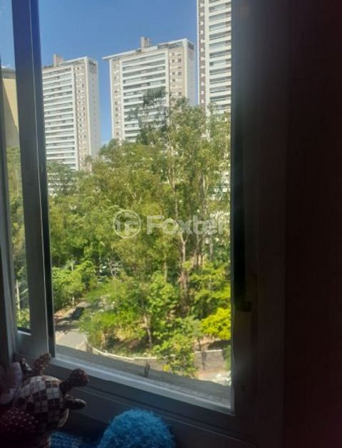 Image 8 - 881359