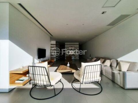 Image 10 - 881410