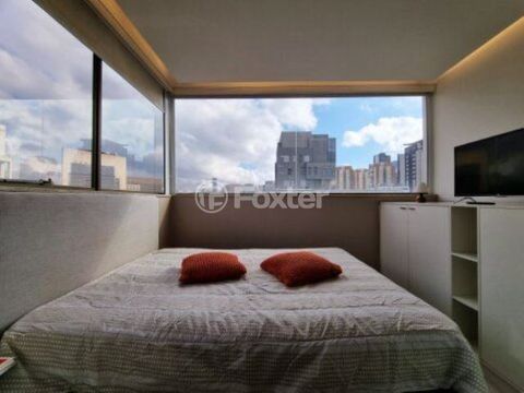 Image 5 - 881410