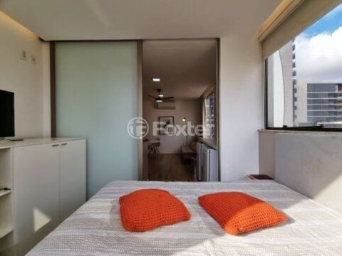 Image 8 - 881410