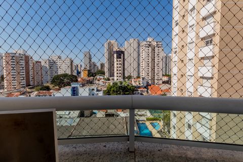 Image 17 - 881432