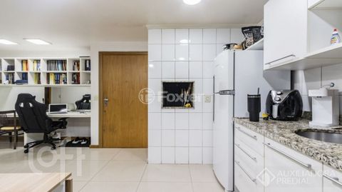 Image 4 - 881477