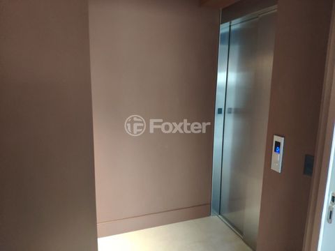 Image 7 - 881510