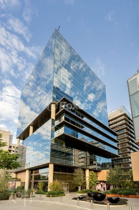 Image 12 - 881511