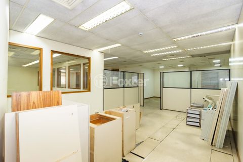 Image 17 - 881528