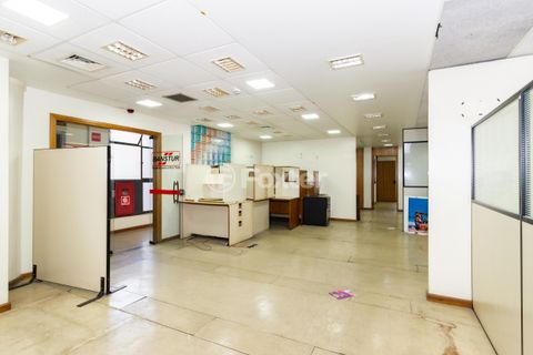 Image 10 - 881528