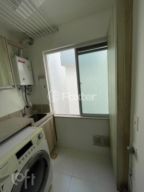 Image 19 - 881559