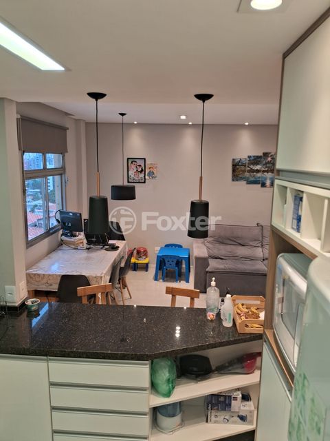 Image 5 - 881563