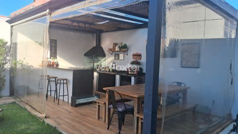 Image 19 - 881577