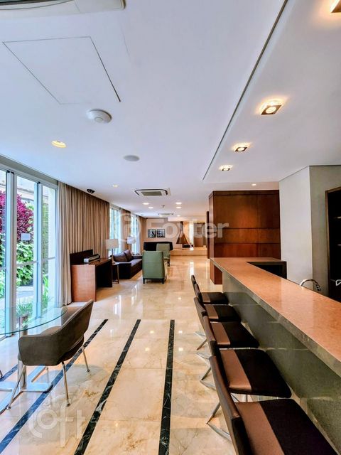 Image 17 - 881617