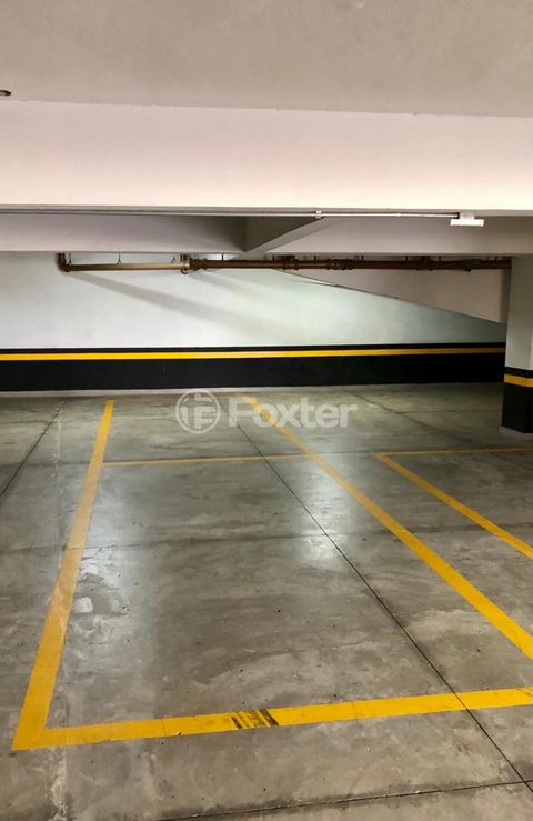 Image 17 - 881655