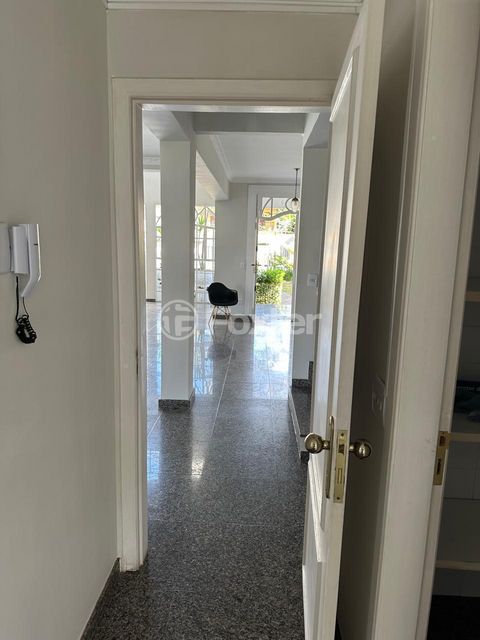 Image 17 - 881703
