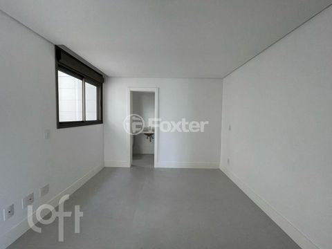 Image 11 - 881712
