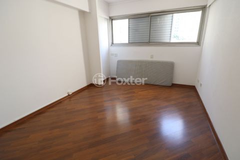 Image 10 - 881727