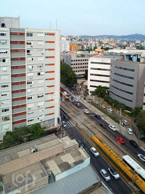 Image 15 - 881732