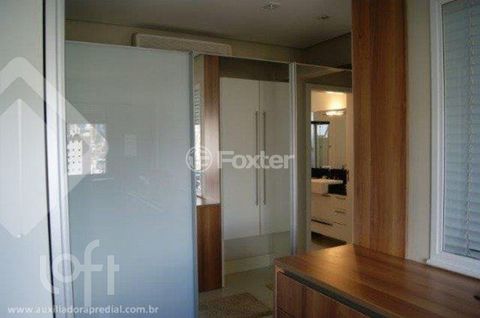 Image 10 - 881932