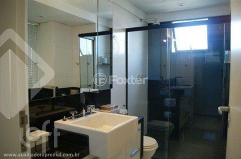 Image 9 - 881932