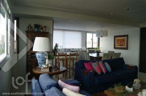 Image 17 - 881932