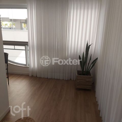 Image 11 - 882055
