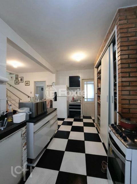 Image 10 - 882101